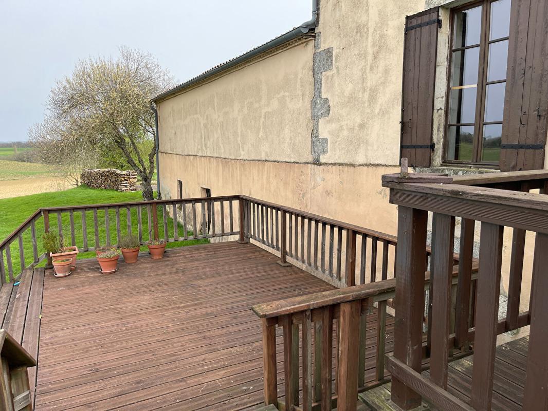 PUYSSERAMPION Ancienne ferme rénovée (270 m2) avec grange, intimité et vue dégagée 16