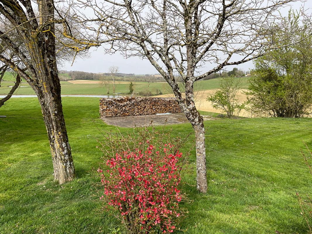 PUYSSERAMPION Ancienne ferme rénovée (270 m2) avec grange, intimité et vue dégagée 8