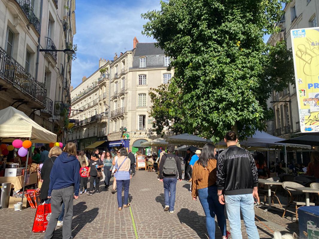 NANTES 44000 NANTES - SURFACE COMMERCIALE DIVISIBLE 1720 m² , A LOUER, QUARTIER DECRE 10