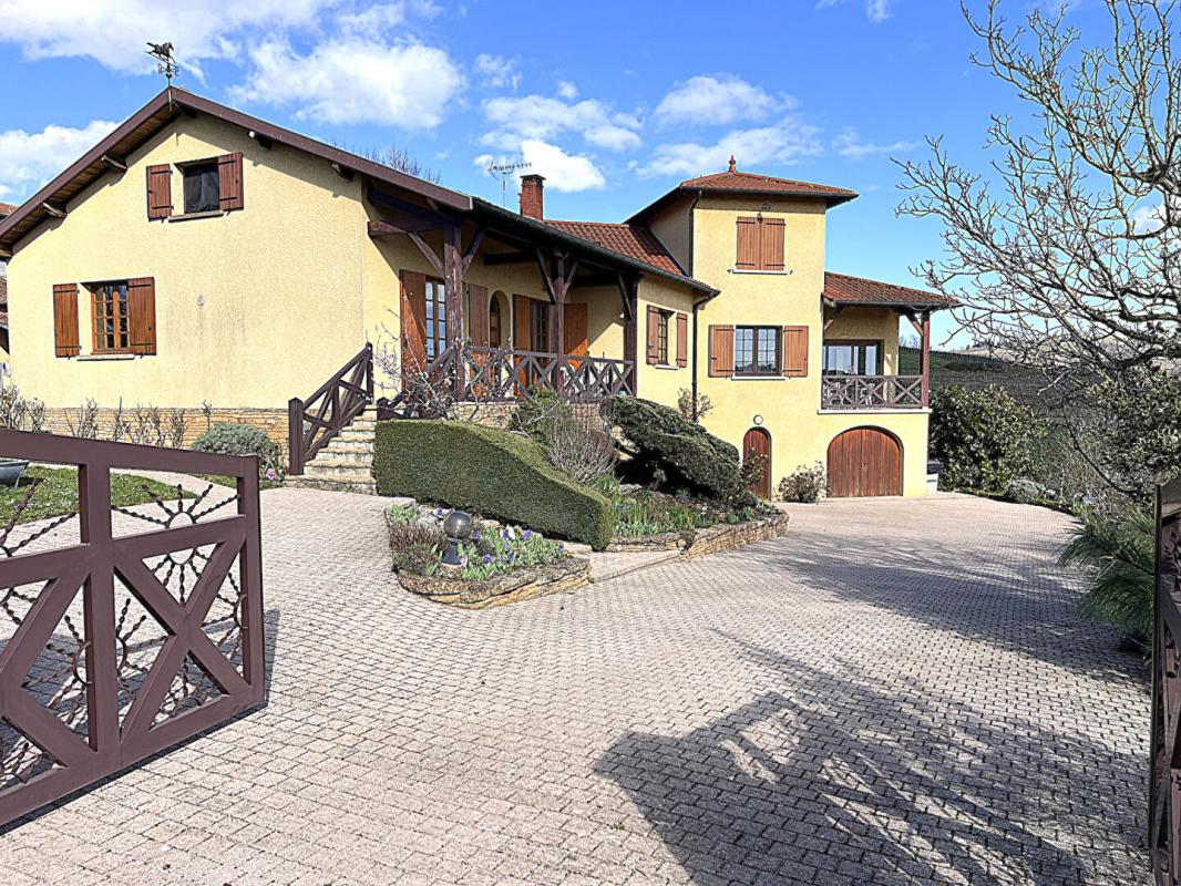 LETRA LETRA 69620 . Maison 8 pièces 190 m2 sur terrain de 1955m2 avec piscine et hangar 1