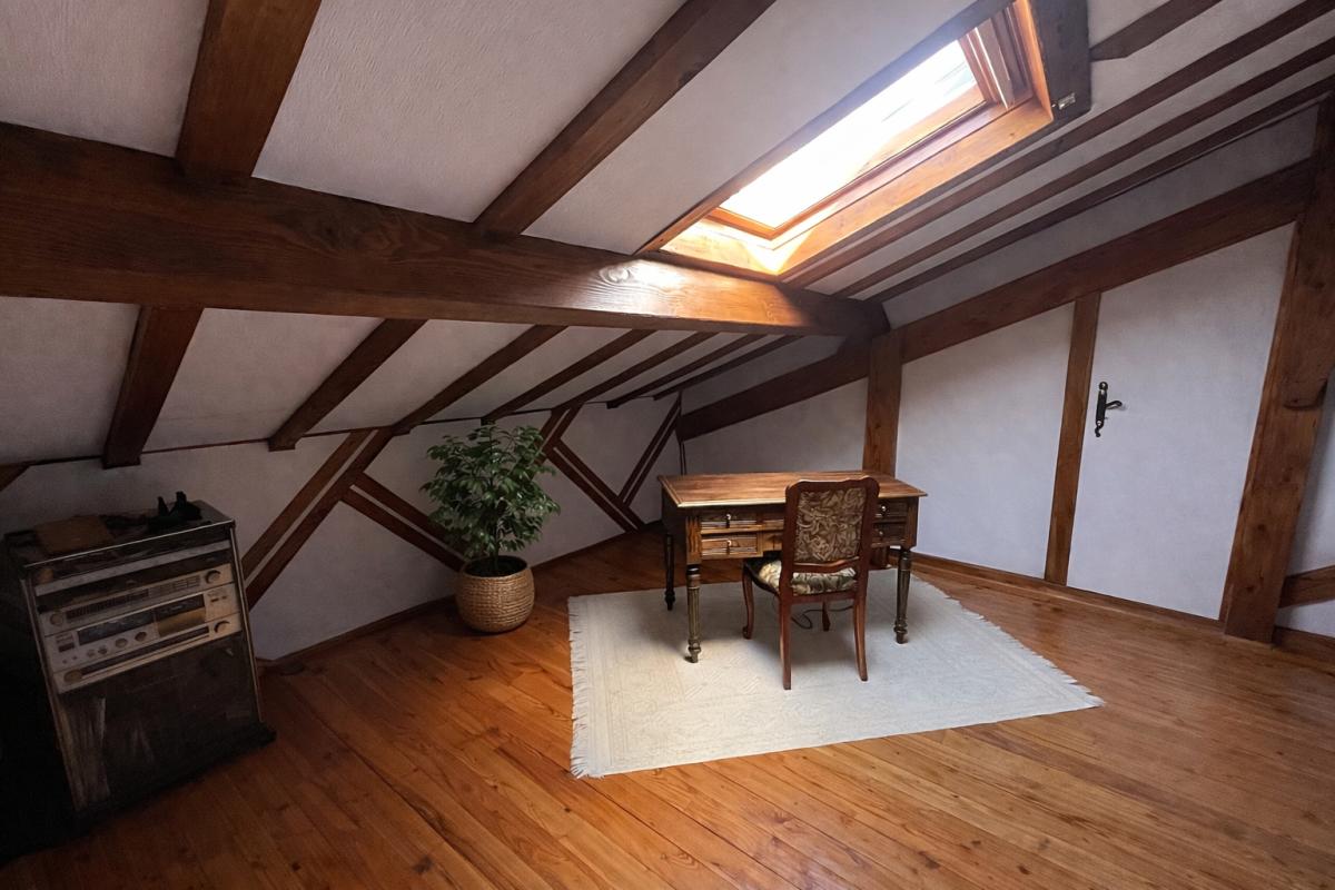 LETRA LETRA 69620 . Maison 8 pièces 190 m2 sur terrain de 1955m2 avec piscine et hangar 12