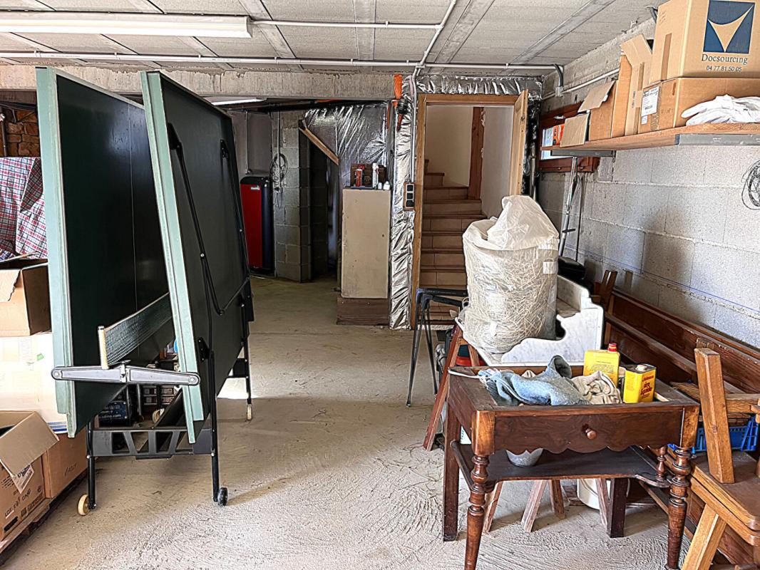 LETRA LETRA 69620 . Maison 8 pièces 190 m2 sur terrain de 1955m2 avec piscine et hangar 15