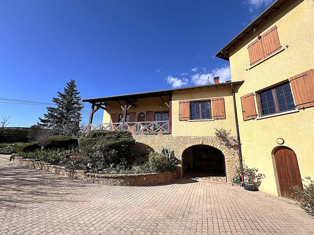 LETRA LETRA 69620 . Maison 8 pièces 190 m2 sur terrain de 1955m2 avec piscine et hangar 16