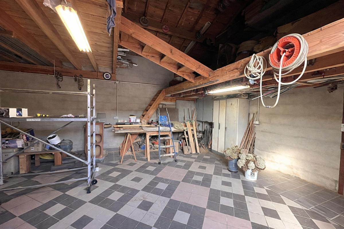 LETRA LETRA 69620 . Maison 8 pièces 190 m2 sur terrain de 1955m2 avec piscine et hangar 18