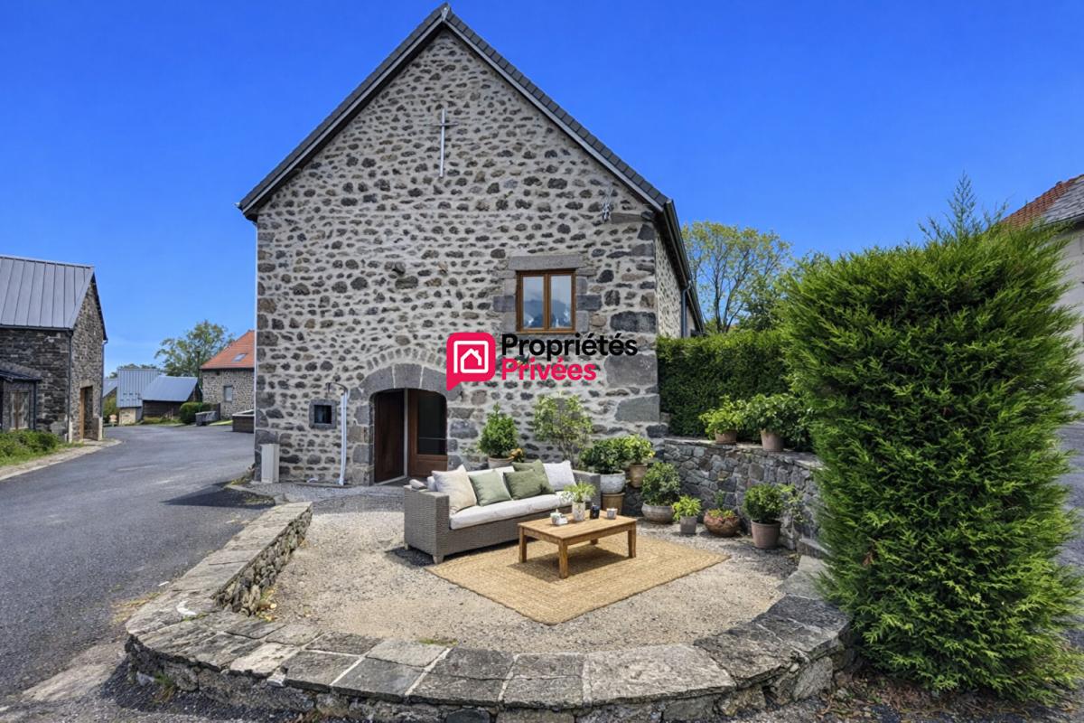 CEYSSAT Maison de caractère en pierre 6 pièces de 300 m2 sur terrain 344 m2 1