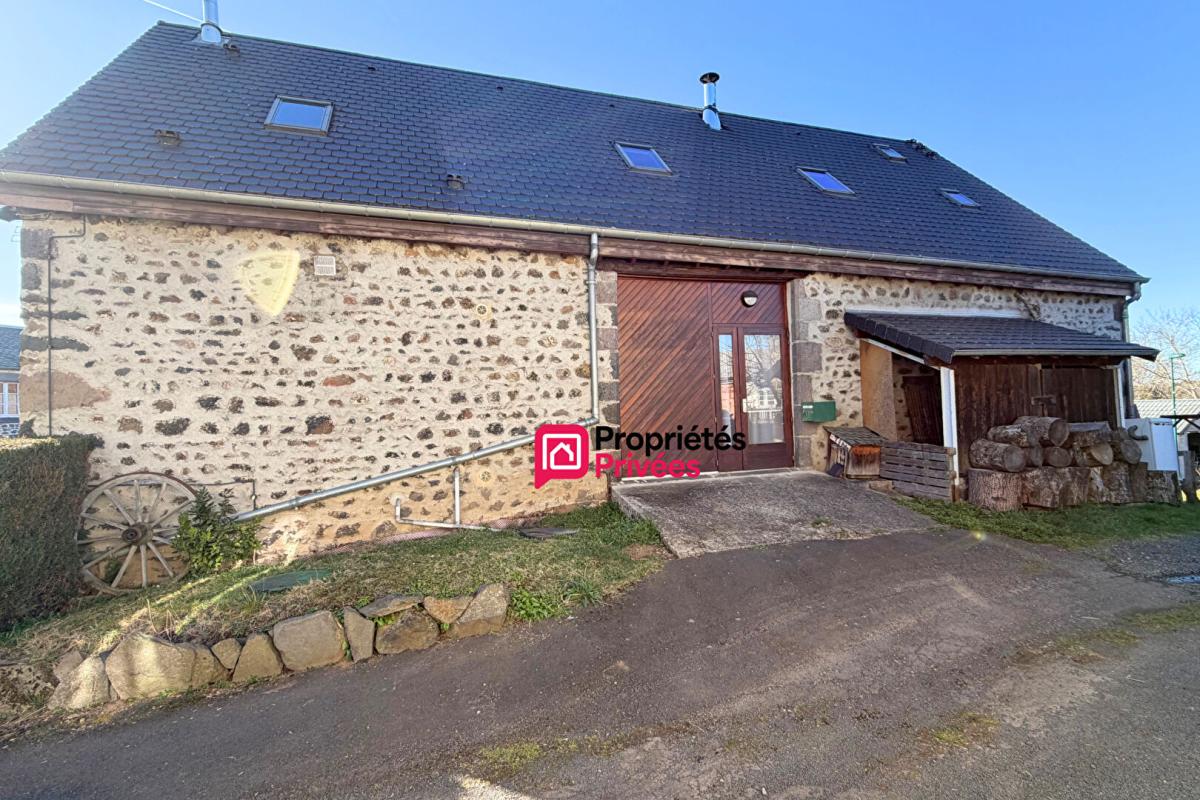 CEYSSAT Maison de caractère en pierre 6 pièces de 300 m2 sur terrain 344 m2 5