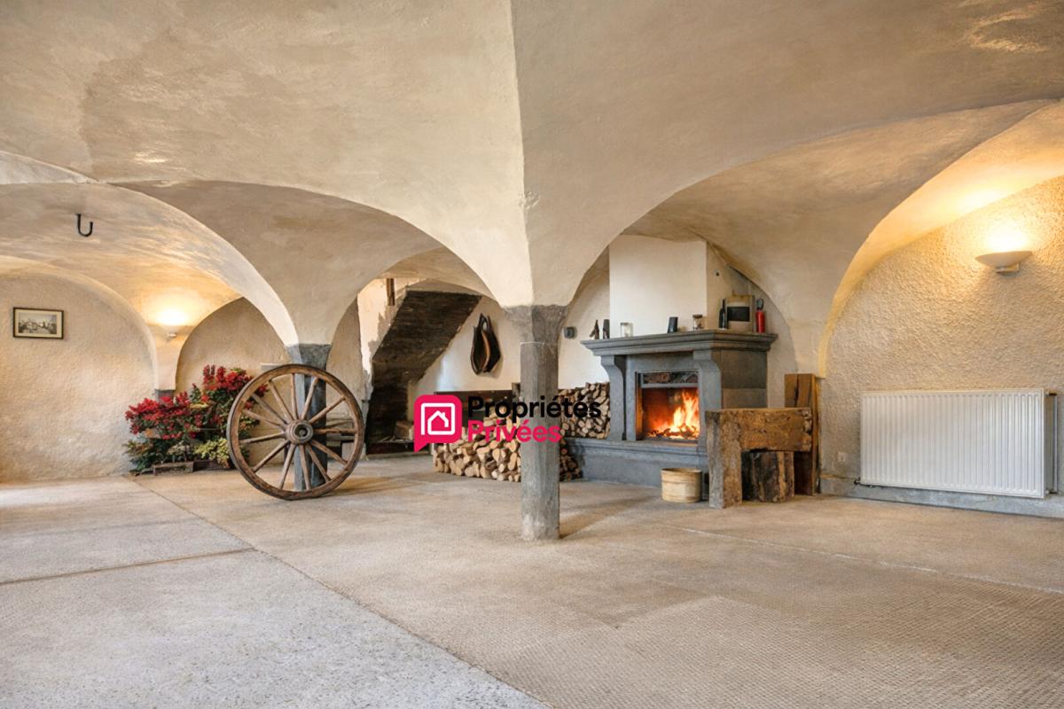 CEYSSAT Maison de caractère en pierre 6 pièces de 300 m2 sur terrain 344 m2 6