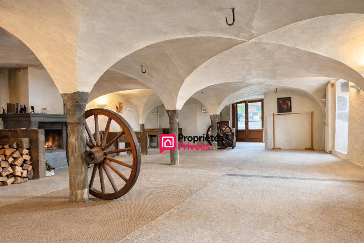 CEYSSAT Maison de caractère en pierre 6 pièces de 300 m2 sur terrain 344 m2 7