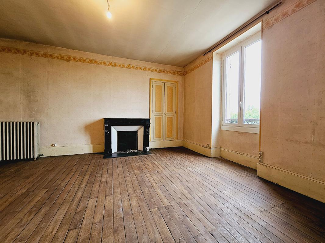 SAINT-DOULCHARD SAINT DOULCHARD IMMEUBLE DE 285M² GARAGE DEPENDANCES 11