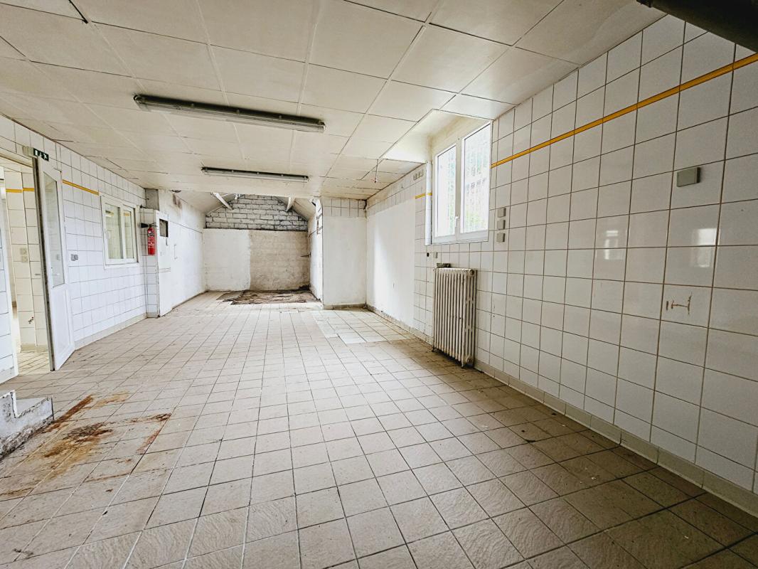 SAINT-DOULCHARD SAINT DOULCHARD IMMEUBLE DE 285M² GARAGE DEPENDANCES 8