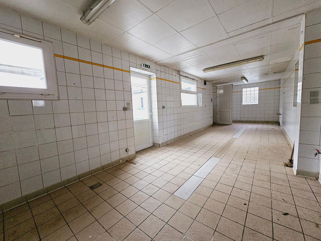 SAINT-DOULCHARD SAINT DOULCHARD IMMEUBLE DE 285M² GARAGE DEPENDANCES 9