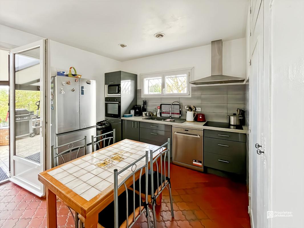 LE TAILLAN-MEDOC Maison 200 m² avec 4 logements indépendants - Terrain 922 m² - Le Taillan-Médoc 16