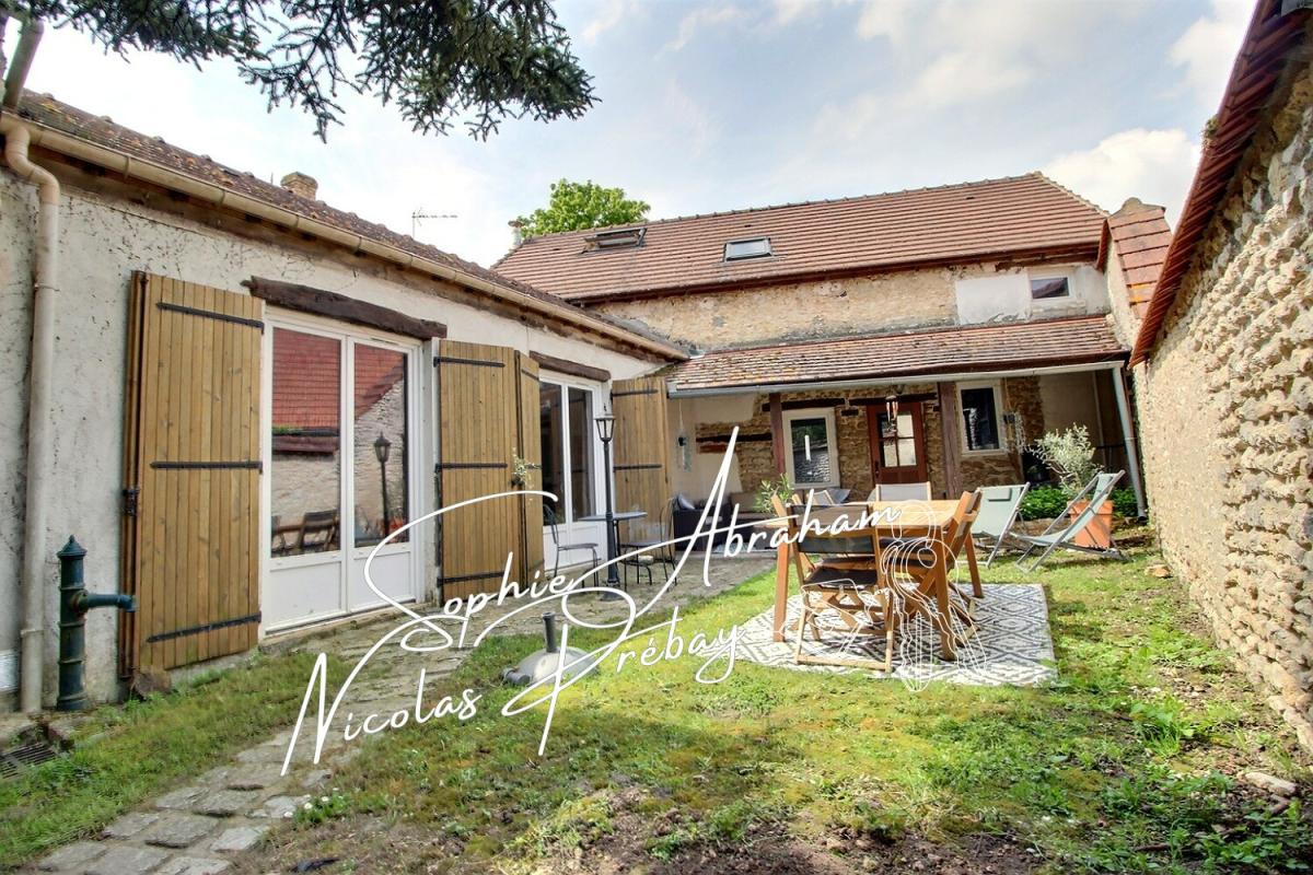 ANGERVILLE Maison en pierres de 6 pièces, 4 chambres avec jardin et terrasse 1