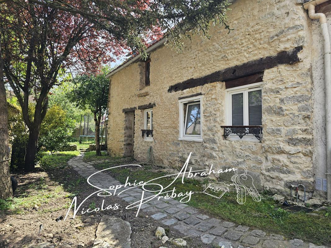 ANGERVILLE Maison en pierres de 6 pièces, 4 chambres avec jardin et terrasse 2