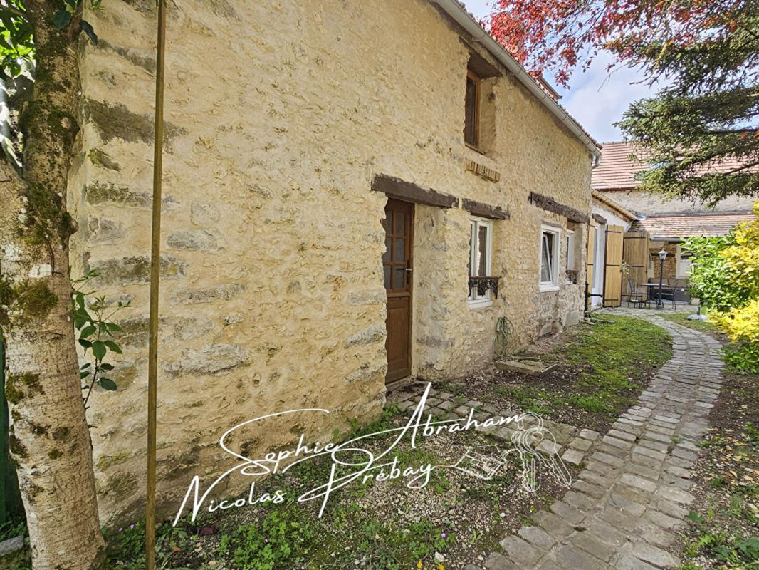 ANGERVILLE Maison en pierres de 6 pièces, 4 chambres avec jardin et terrasse 3