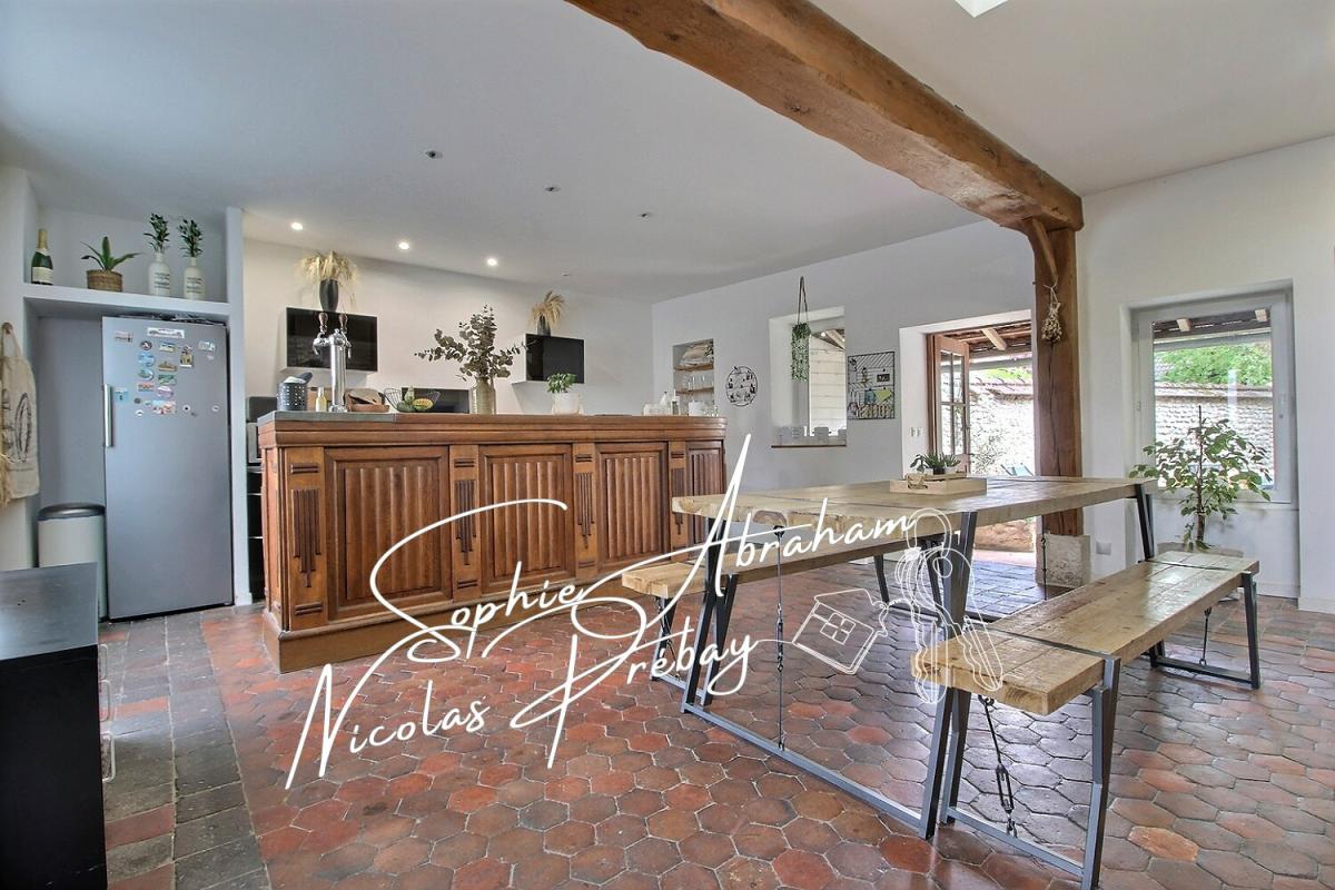 ANGERVILLE Maison en pierres de 6 pièces, 4 chambres avec jardin et terrasse 5