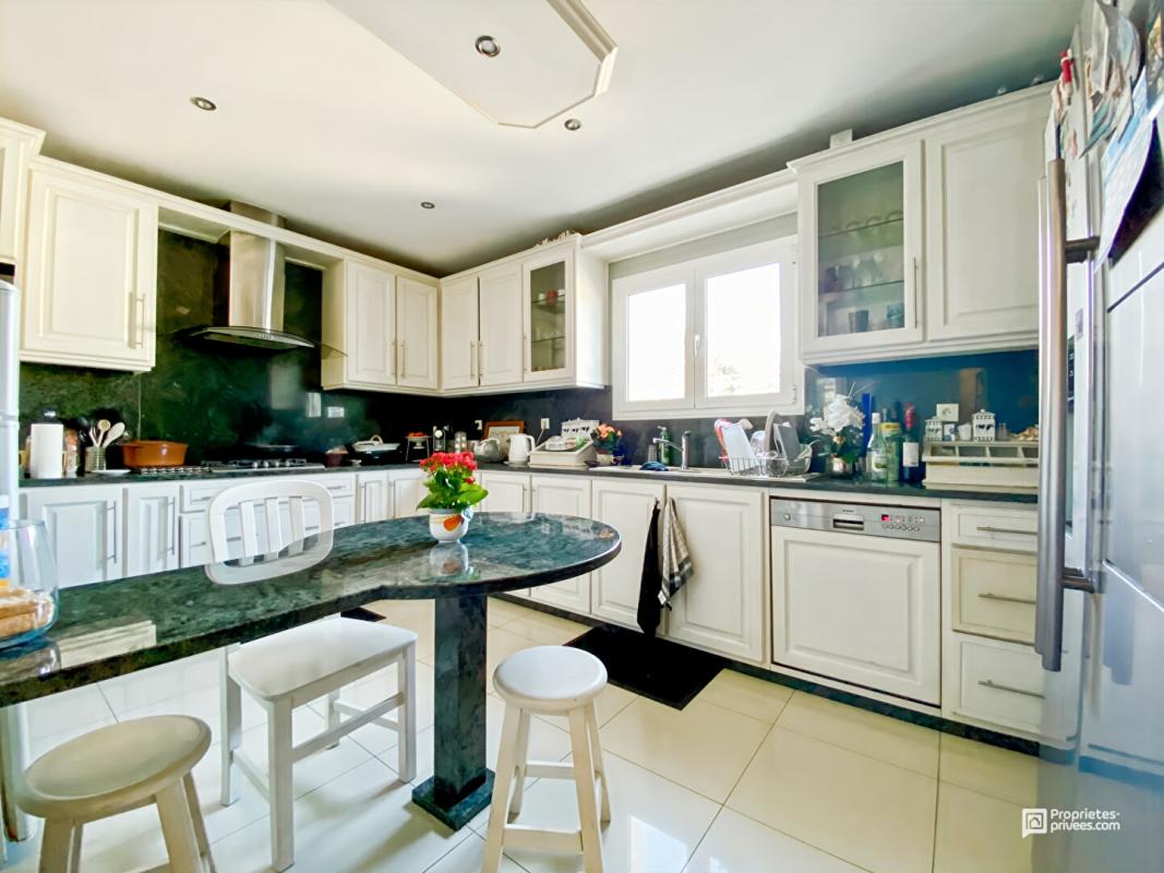 AMBARES-ET-LAGRAVE Maison familiale 150 m² à vendre à Ambarès - 4 chambres - Piscine - Garage - Proche Bordeaux 11