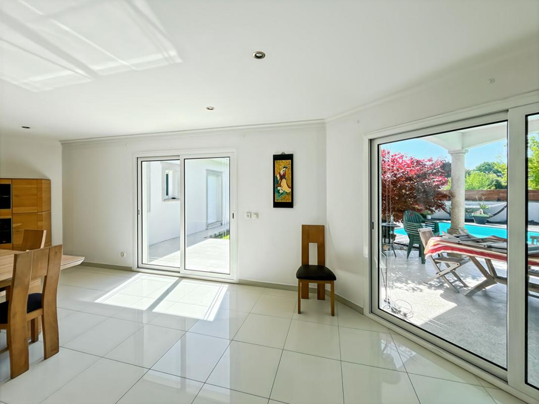 AMBARES-ET-LAGRAVE Maison familiale 150 m² à vendre à Ambarès - 4 chambres - Piscine - Garage - Proche Bordeaux 12