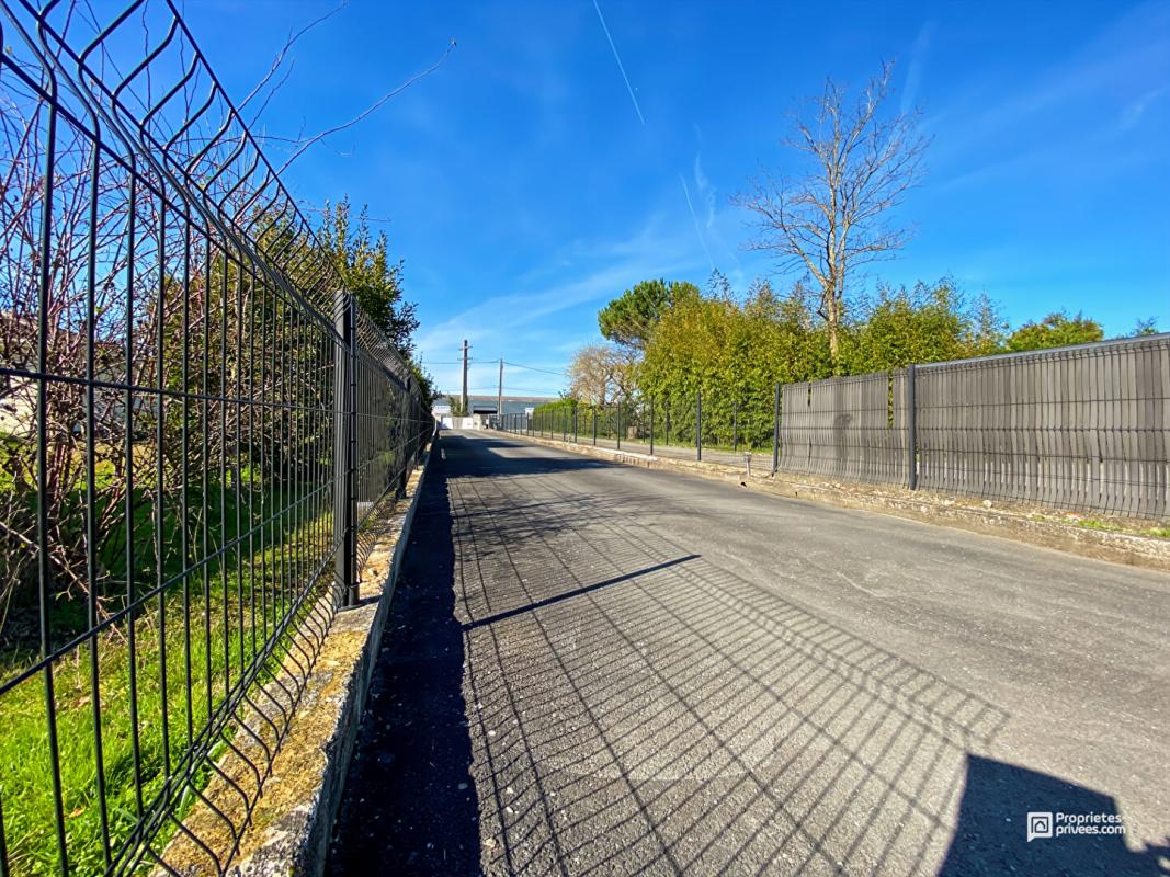 AMBARES-ET-LAGRAVE Maison familiale 150 m² à vendre à Ambarès - 4 chambres - Piscine - Garage - Proche Bordeaux 17