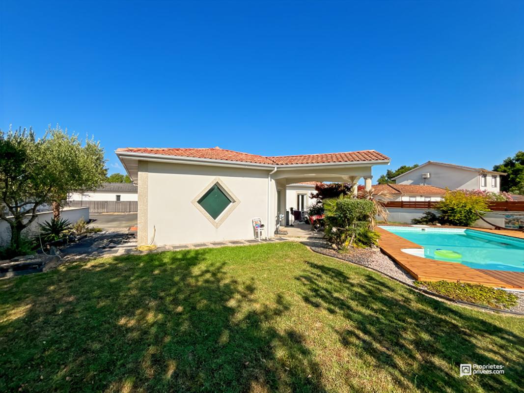 AMBARES-ET-LAGRAVE Maison familiale 150 m² à vendre à Ambarès - 4 chambres - Piscine - Garage - Proche Bordeaux 5