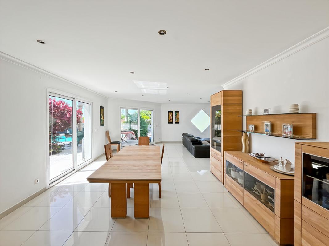 AMBARES-ET-LAGRAVE Maison familiale 150 m² à vendre à Ambarès - 4 chambres - Piscine - Garage - Proche Bordeaux 9