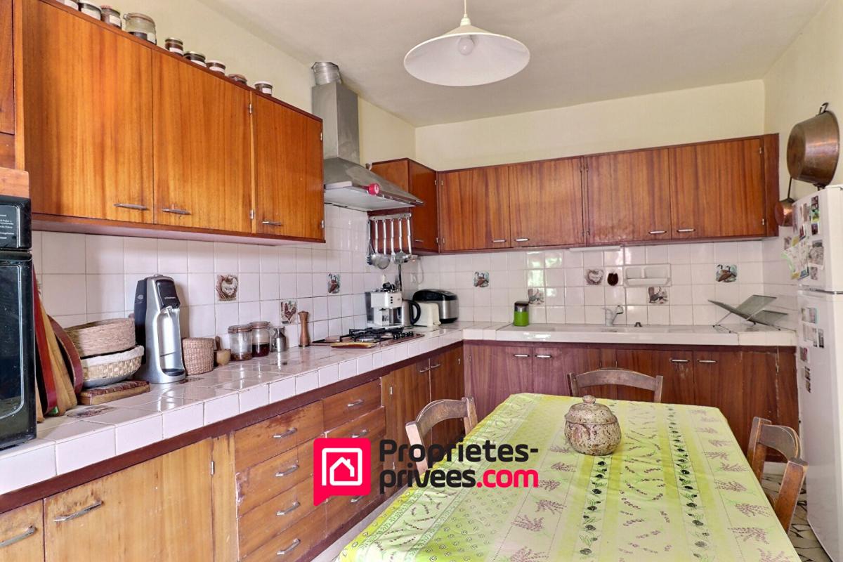 UZES Mas de village avec terrain attenant et piscine 11