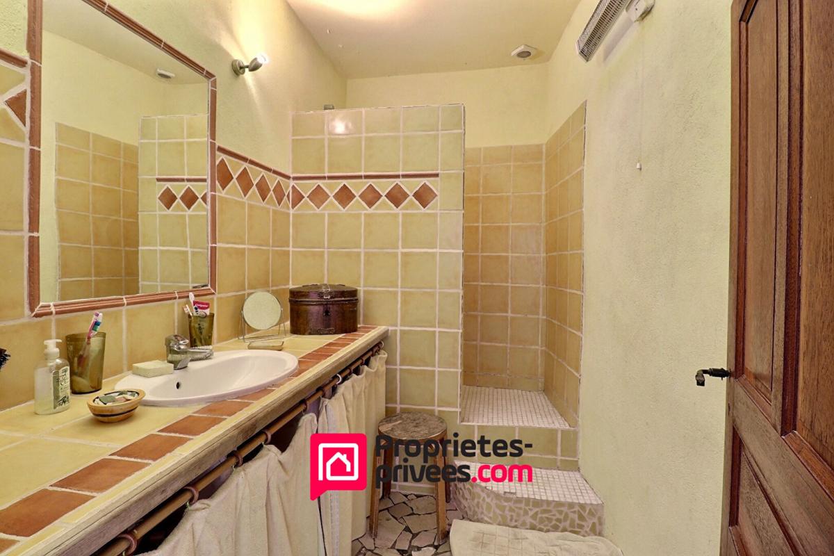 UZES Mas de village avec terrain attenant et piscine 13