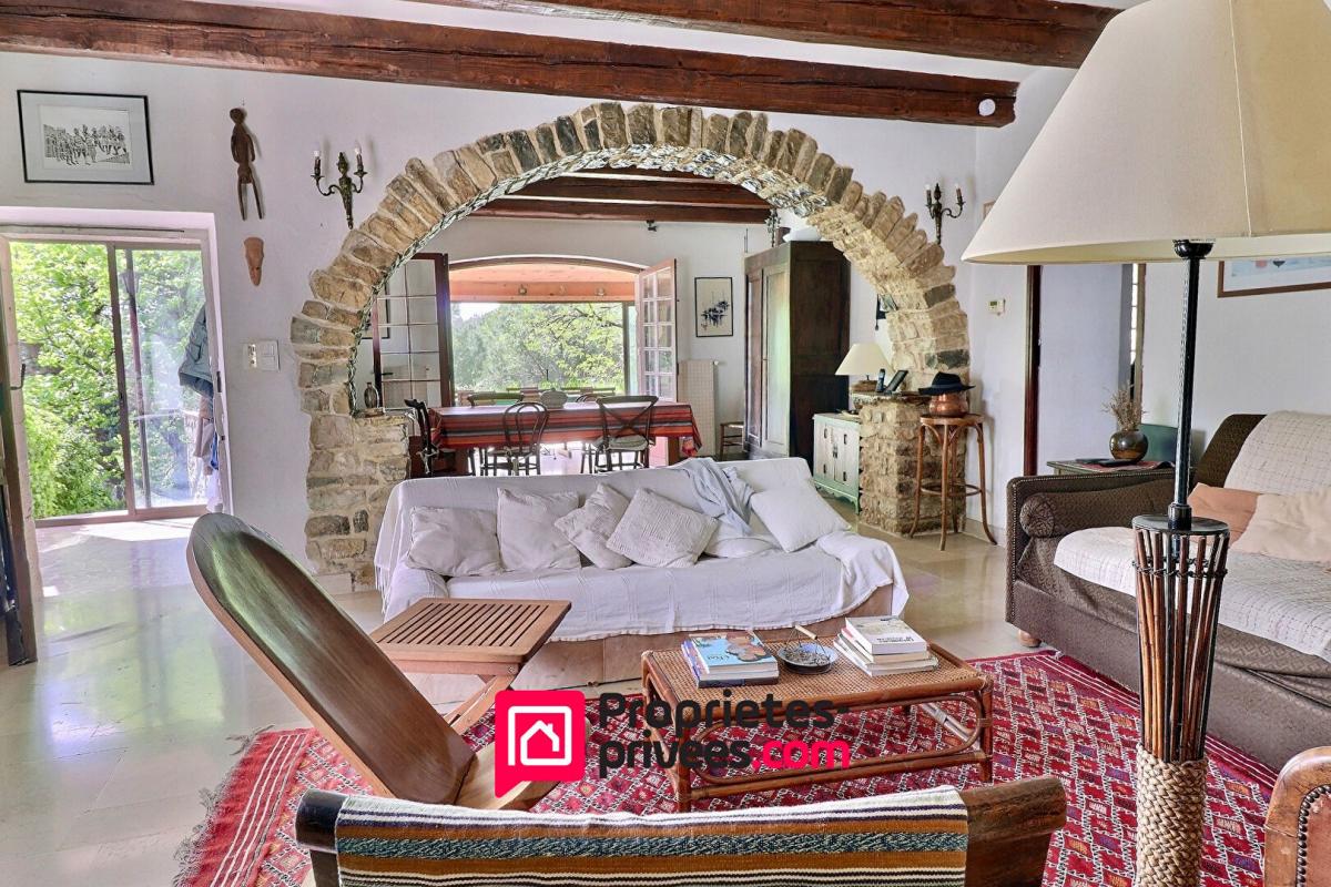 UZES Mas de village avec terrain attenant et piscine 3