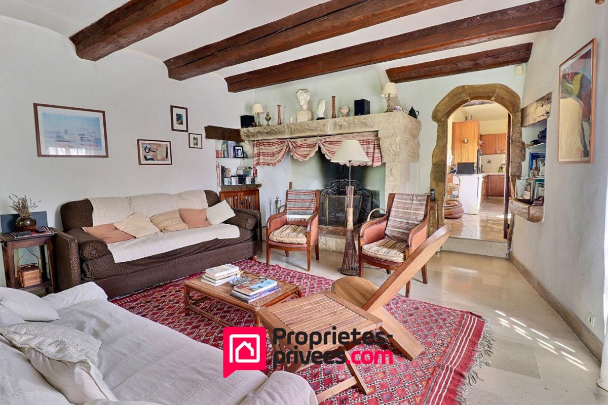 UZES Mas de village avec terrain attenant et piscine 4