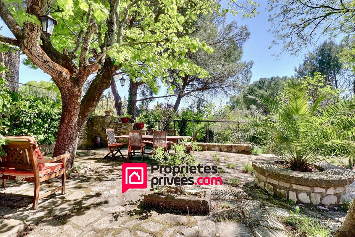 UZES Mas de village avec terrain attenant et piscine 6