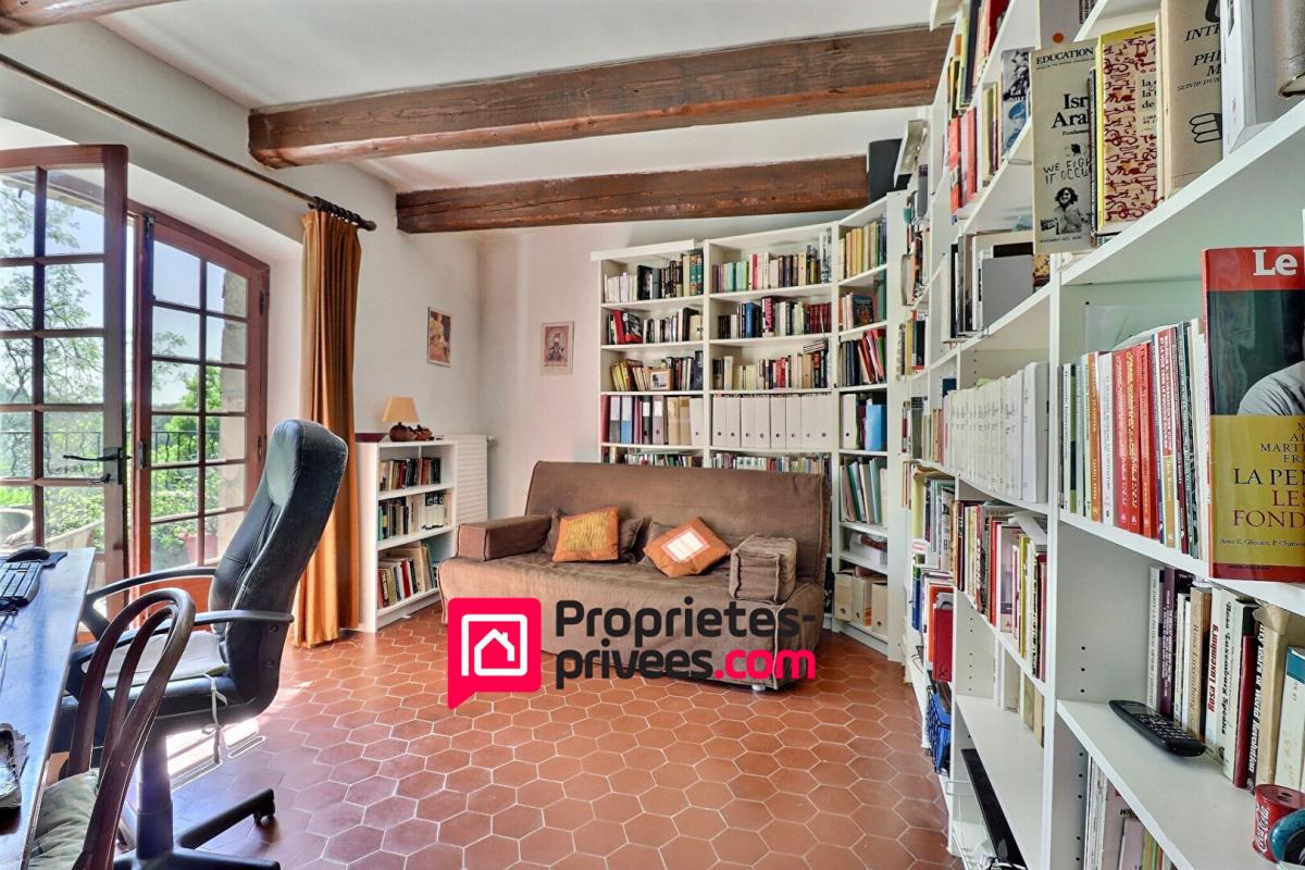 UZES Mas de village avec terrain attenant et piscine 9