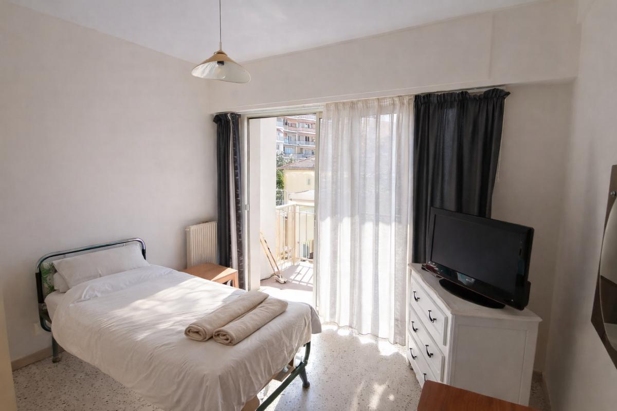 NICE Étage complet d'un immeuble Nice 8 studios avec balcons ou terrasses, total 150 m2 3