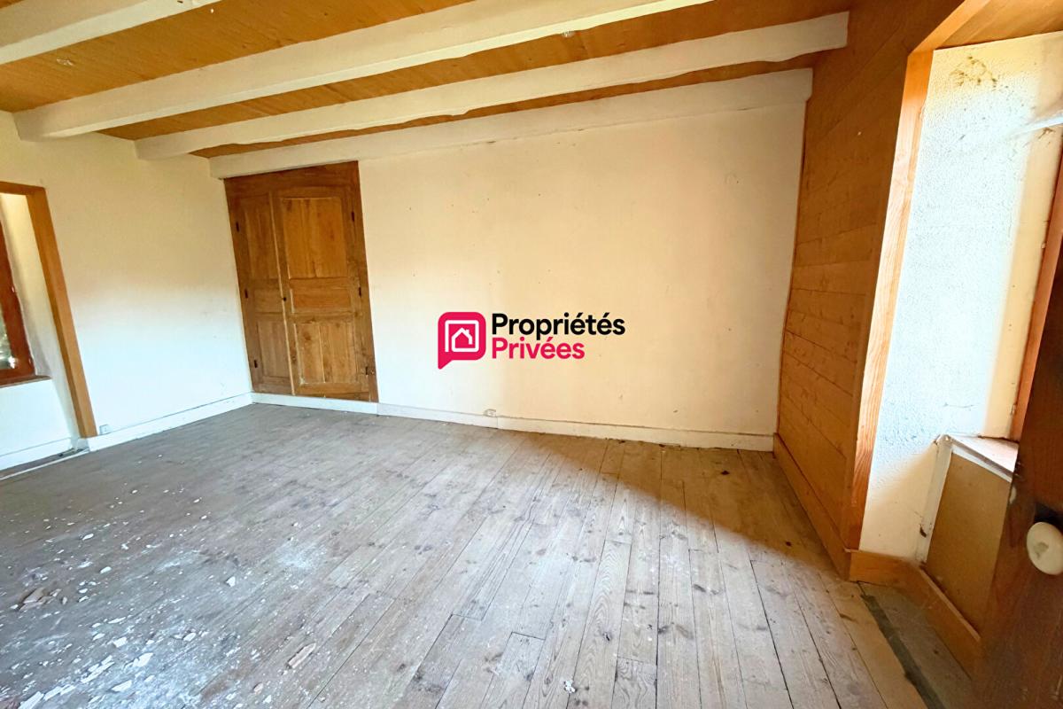 CHAPDES-BEAUFORT Maison de caractère en pierre à vendre Chapdes Beaufort de 120 m2 avec dépendances sur 960m² de terrain 11