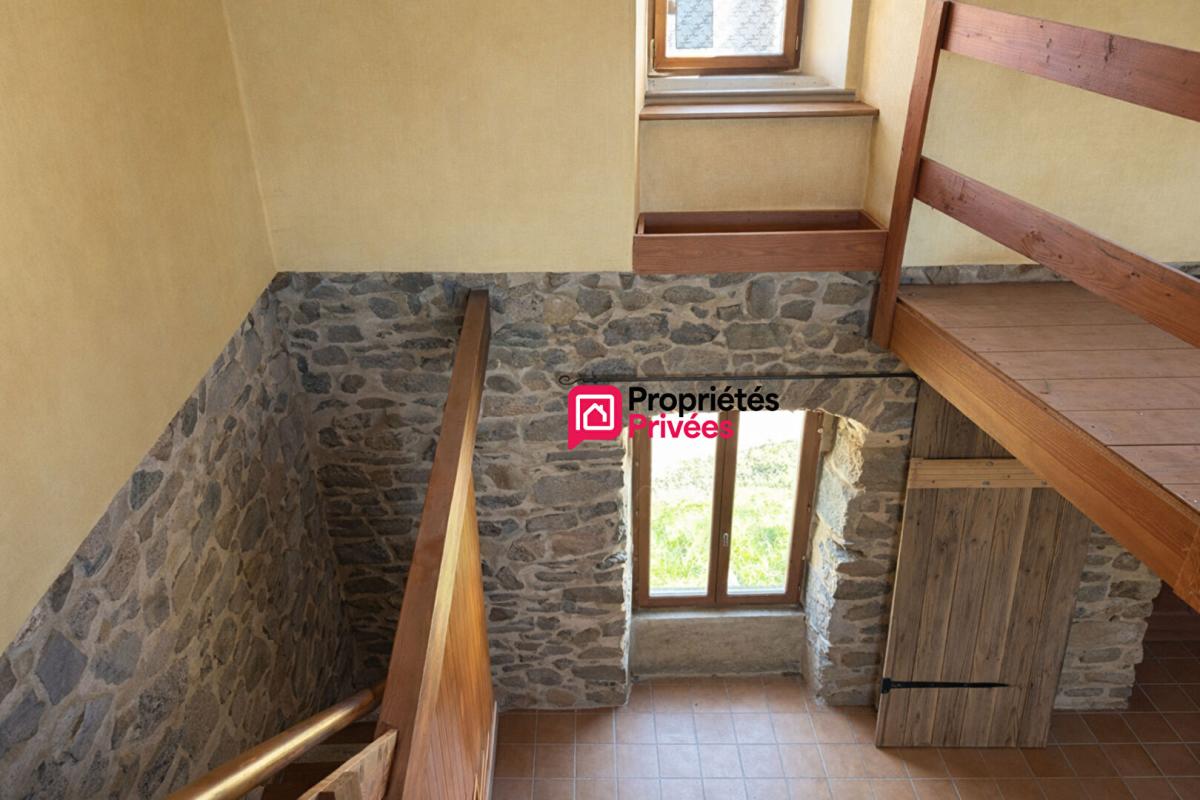 CHAPDES-BEAUFORT Maison de caractère en pierre à vendre Chapdes Beaufort de 120 m2 avec dépendances sur 960m² de terrain 13