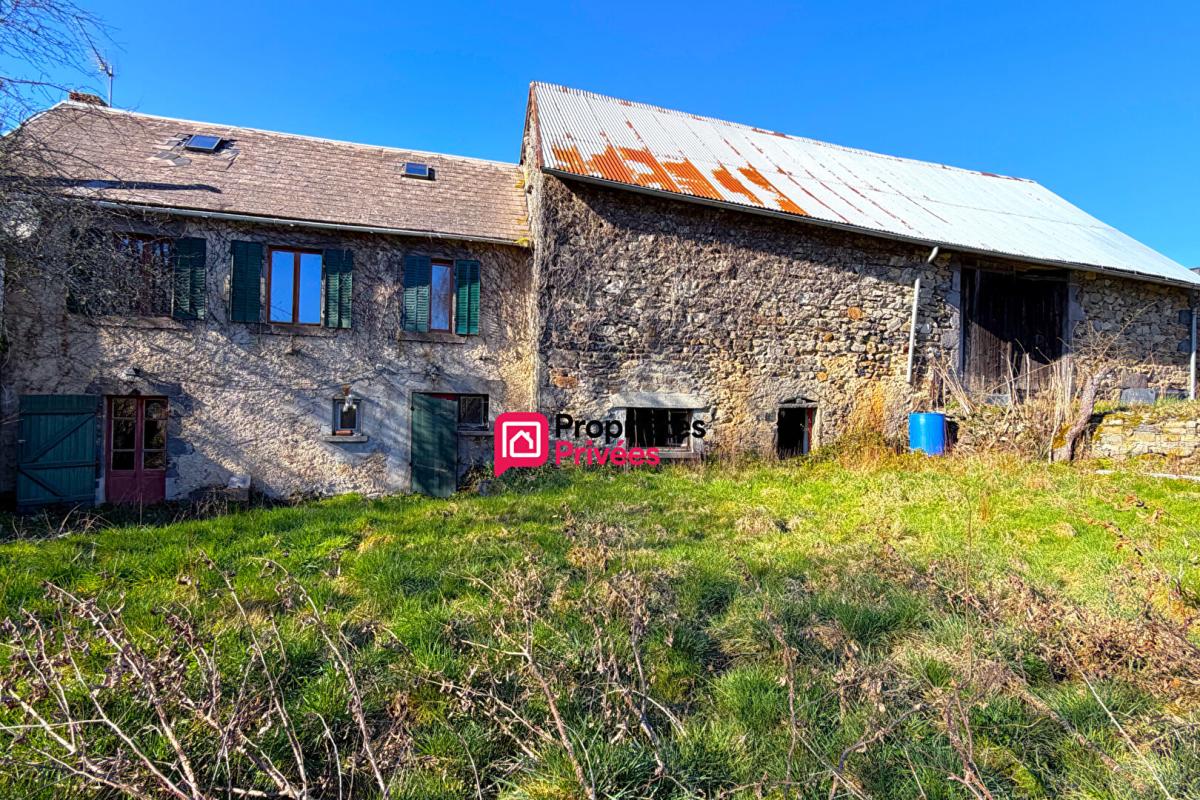 CHAPDES-BEAUFORT Maison de caractère en pierre à vendre Chapdes Beaufort de 120 m2 avec dépendances sur 960m² de terrain 14