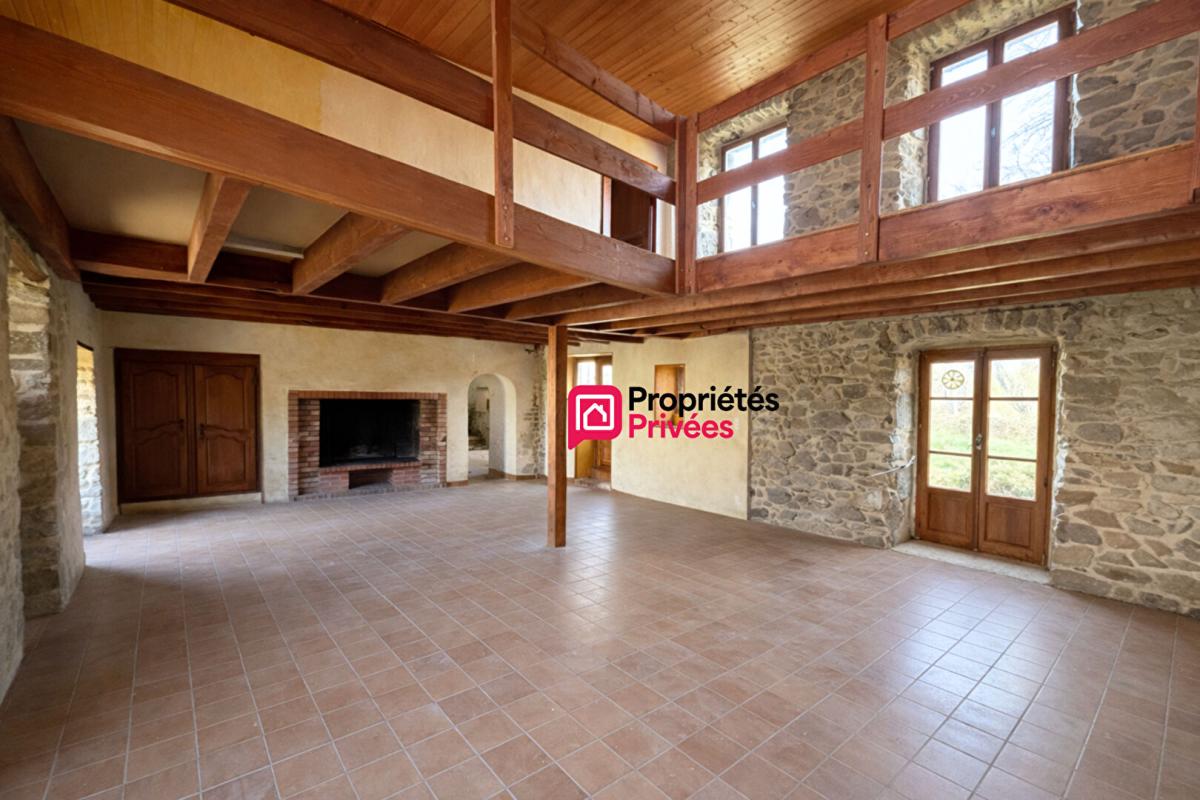 CHAPDES-BEAUFORT Maison de caractère en pierre à vendre Chapdes Beaufort de 120 m2 avec dépendances sur 960m² de terrain 5