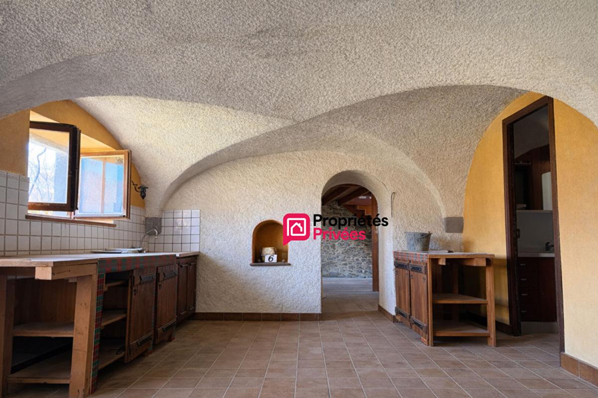 CHAPDES-BEAUFORT Maison de caractère en pierre à vendre Chapdes Beaufort de 120 m2 avec dépendances sur 960m² de terrain 6
