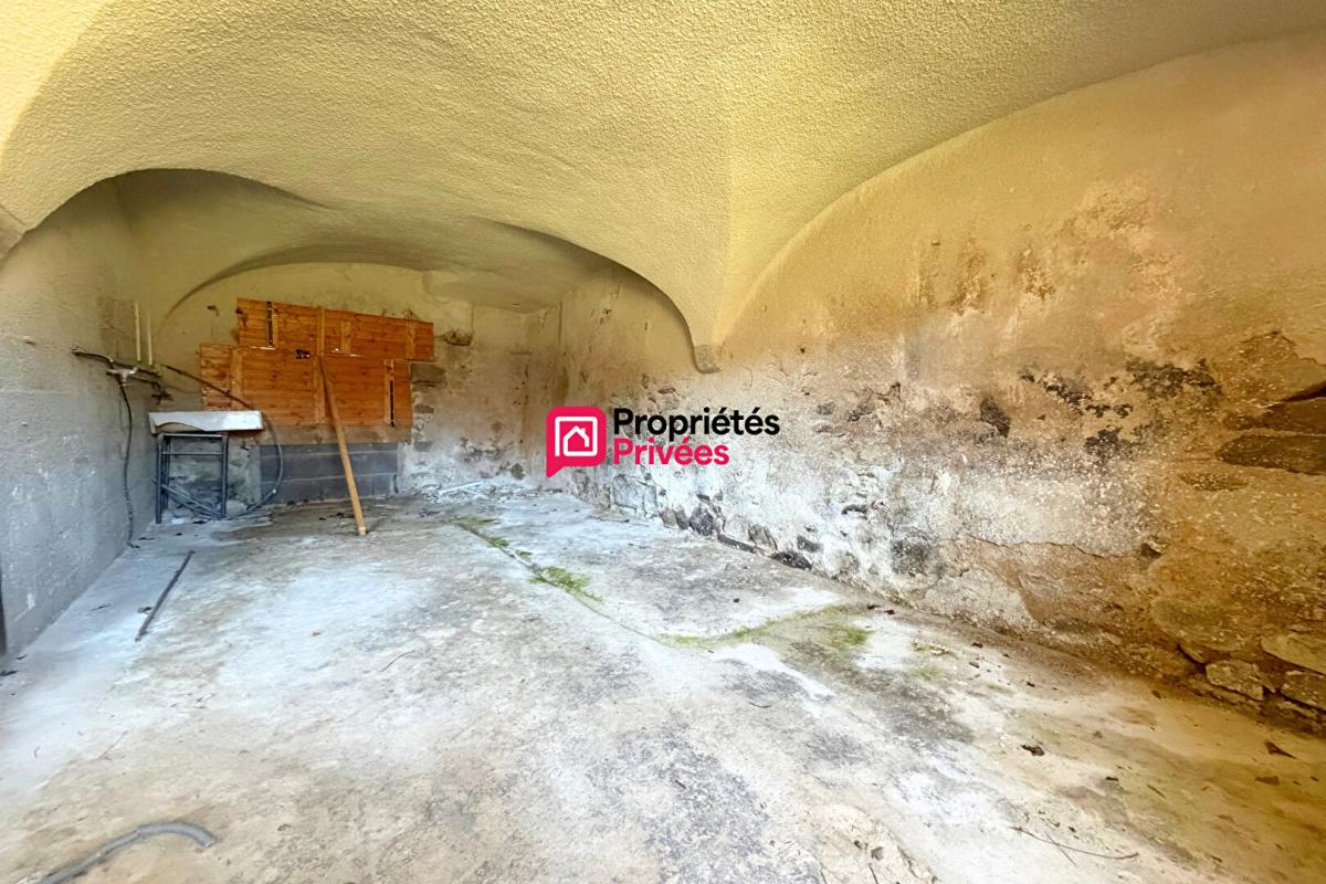 CHAPDES-BEAUFORT Maison de caractère en pierre à vendre Chapdes Beaufort de 120 m2 avec dépendances sur 960m² de terrain 8