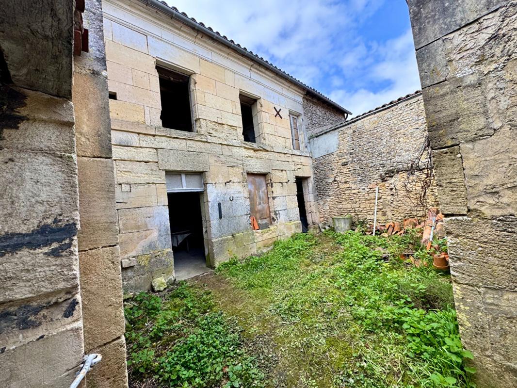 CHERVES-RICHEMONT Maison Cherves Richemont 3 pièce(s) 112 m2 + dépendances 13