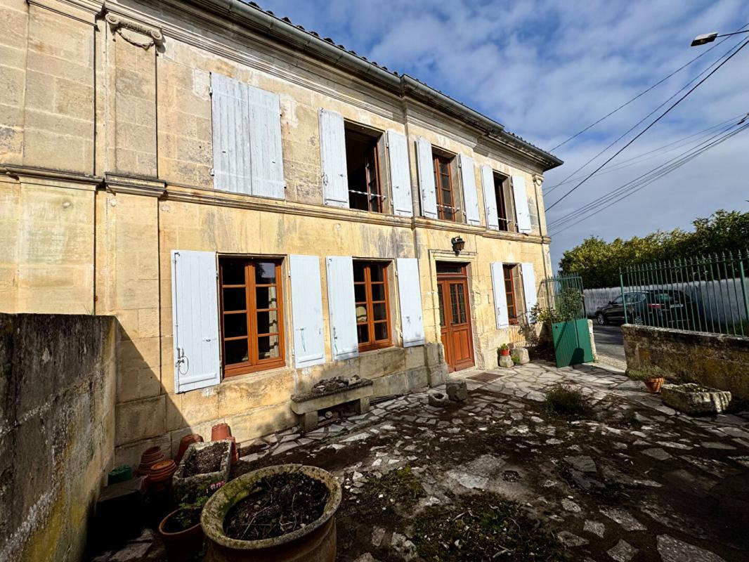 CHERVES-RICHEMONT Maison Cherves Richemont 3 pièce(s) 112 m2 + dépendances 4