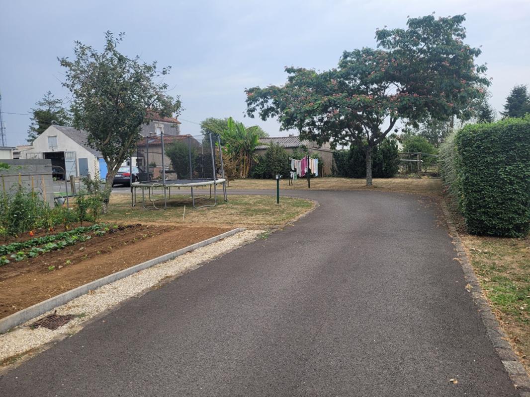 FONTENAY-LE-COMTE Maison de 4 chambres à Saint Martin De Fraigneau ,144 m2 8