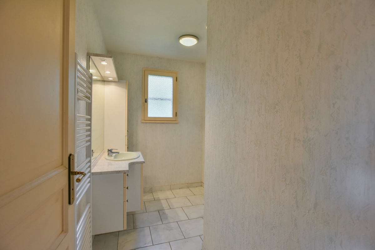 COUZE-ET-SAINT-FRONT Maison individuel, +/-80 m2 , grande sous-sol 6pieces,  3 chambres, atelier en bois, jardin et bois 12