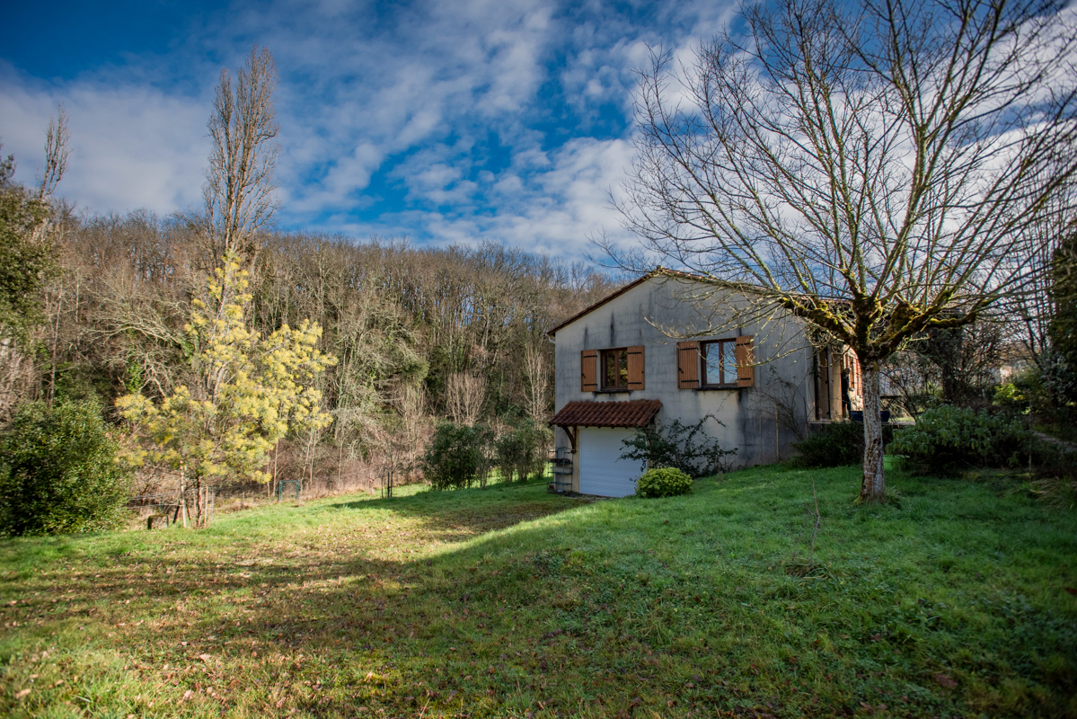 COUZE-ET-SAINT-FRONT Maison individuel, +/-80 m2 , grande sous-sol 6pieces,  3 chambres, atelier en bois, jardin et bois 18