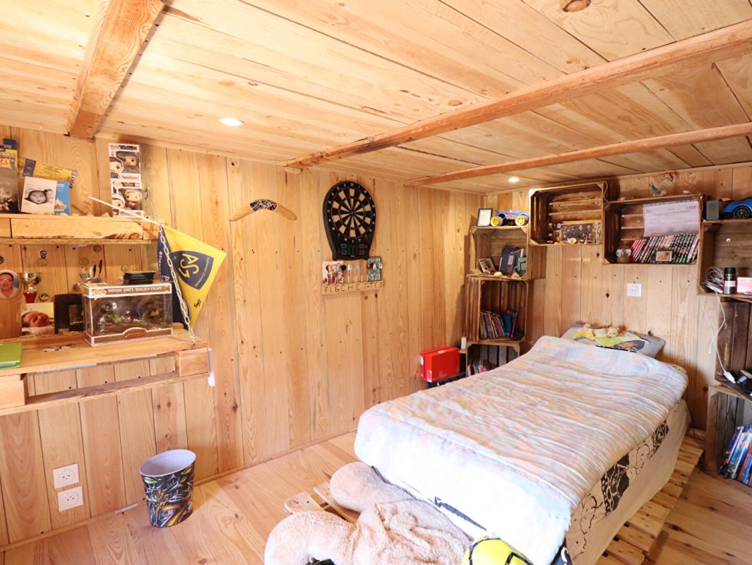 SAINT-PIERRE-LA-BOURLHONNE Maison Saint Pierre La Bourlhonne 7 pièce(s) 150 m2 environs et 1ha de terrain 11