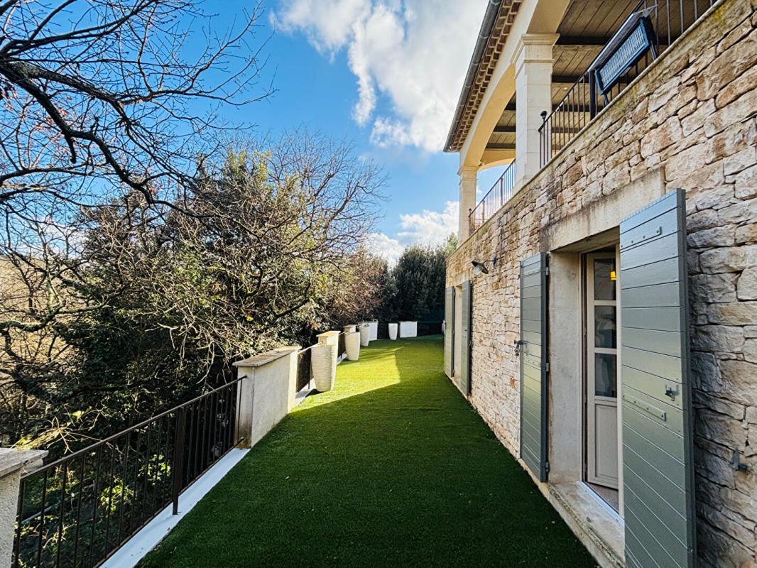 UZES Propriété d'exception : vue rivière et charme de la pierre 12