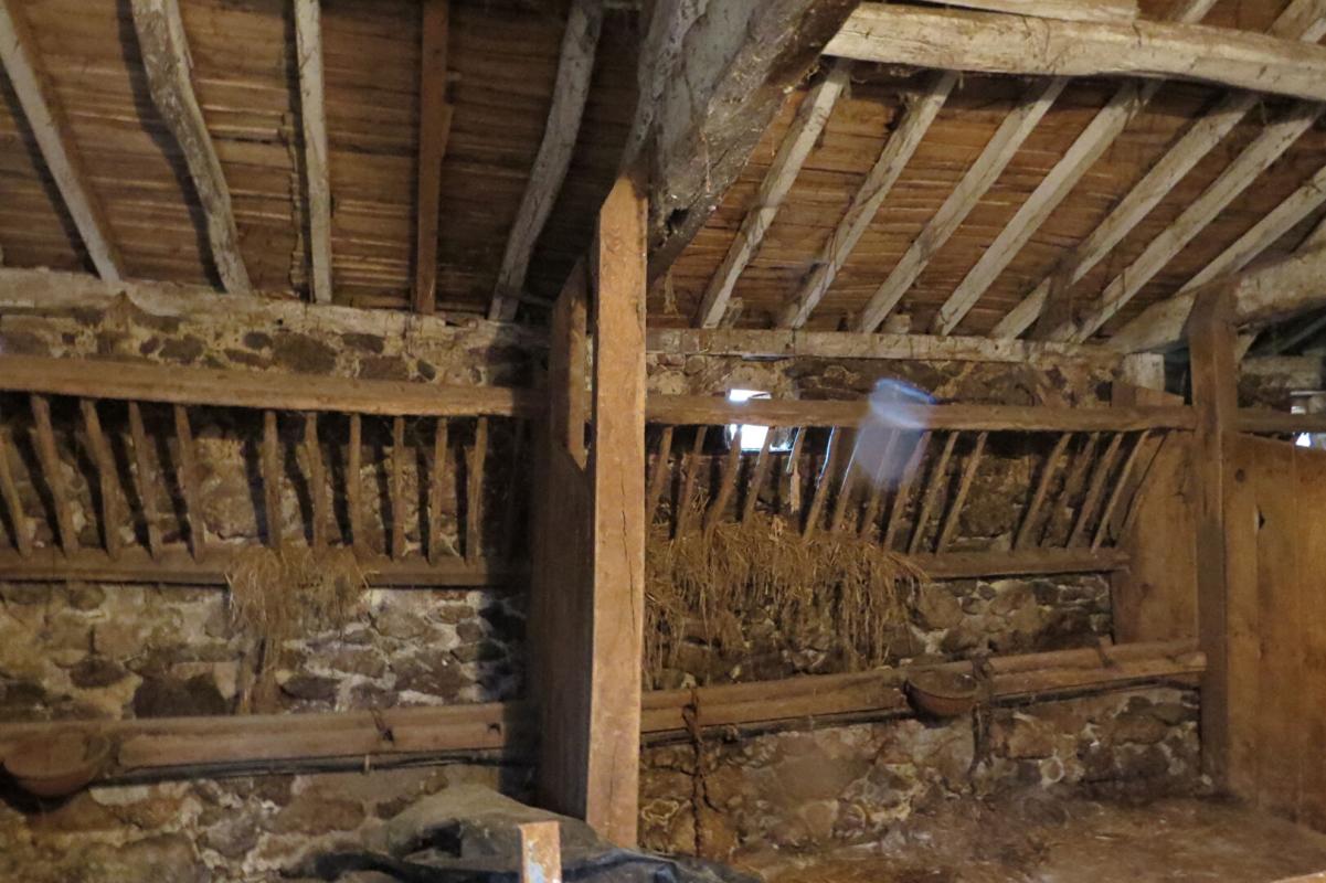 L'ABSIE Ancienne ferme entourée de granges en pierres 10