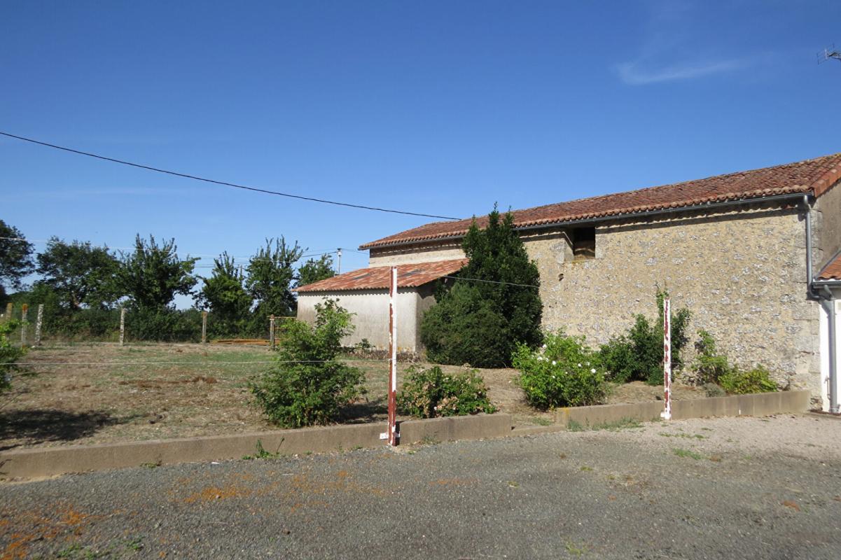L'ABSIE Ancienne ferme entourée de granges en pierres 12