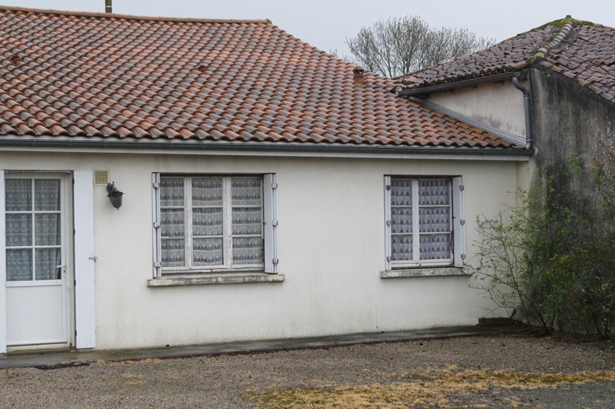 L'ABSIE Ancienne ferme entourée de granges en pierres 15