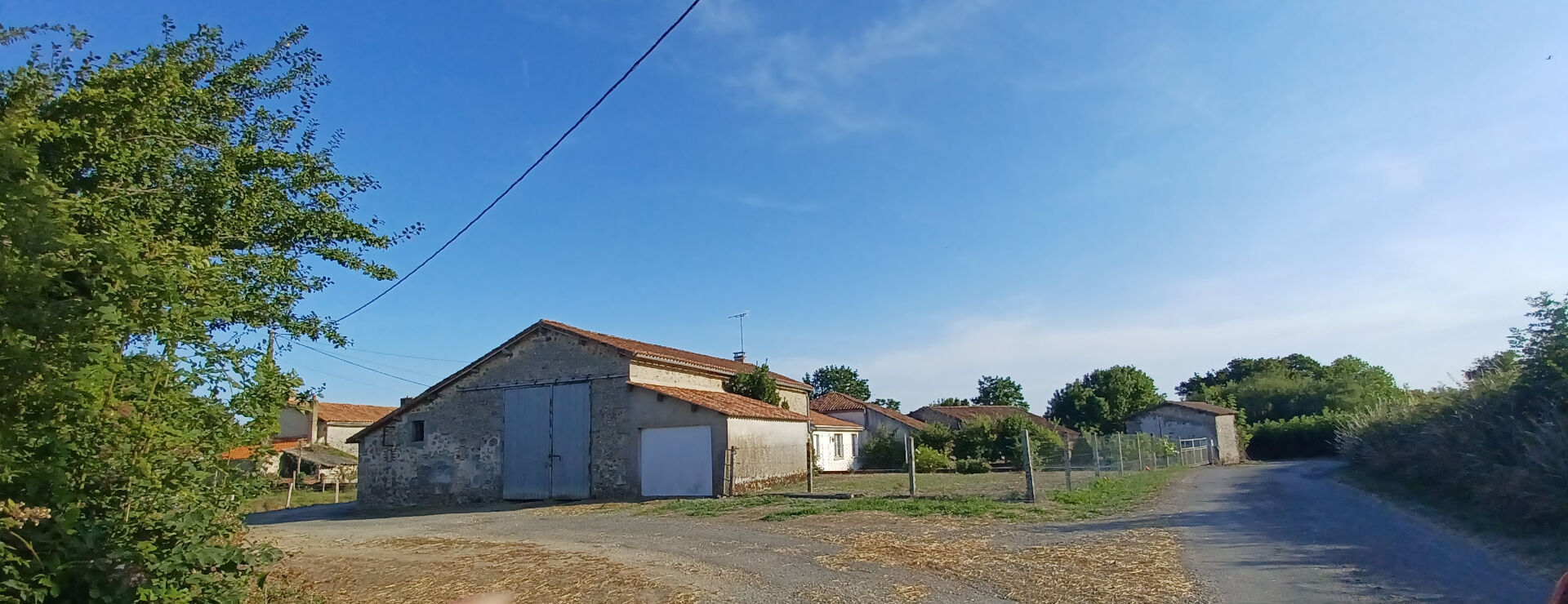 L'ABSIE Ancienne ferme entourée de granges en pierres 17