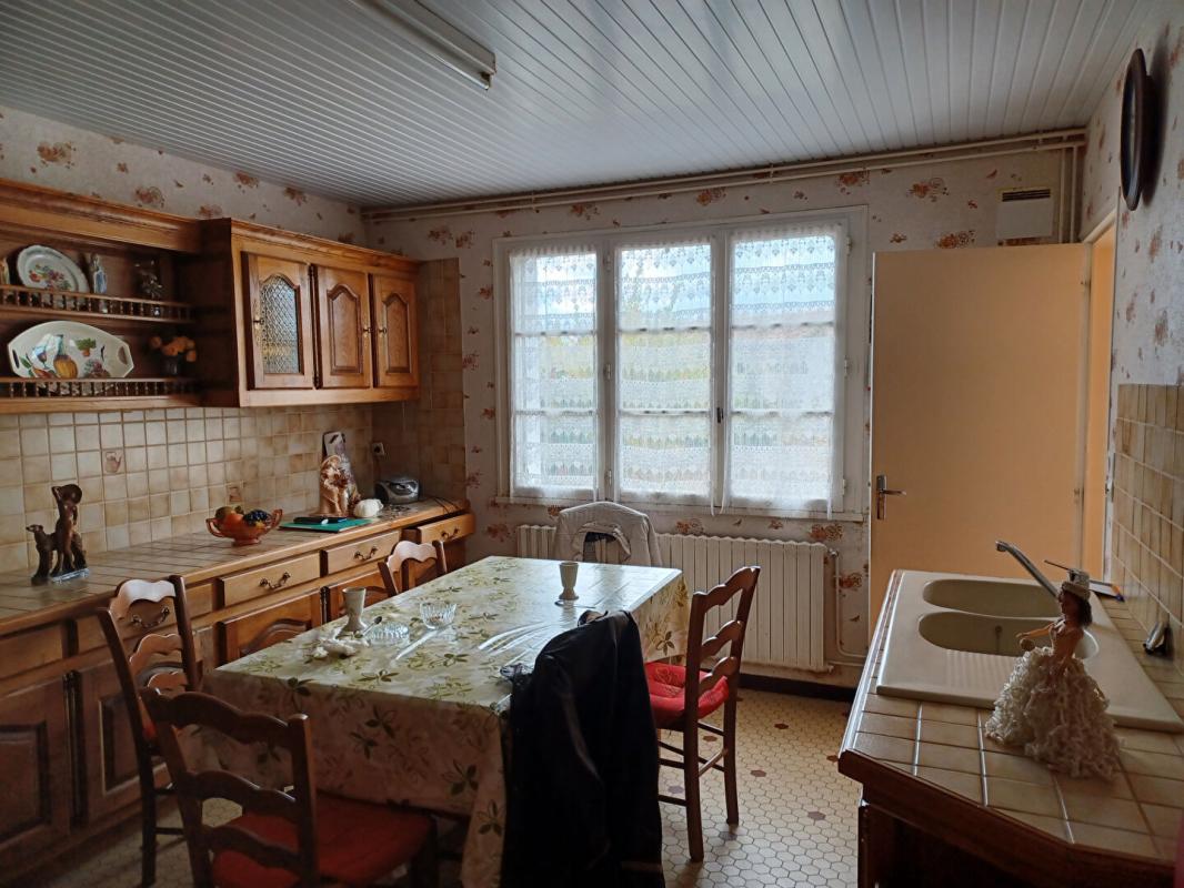 L'ABSIE Ancienne ferme entourée de granges en pierres 3